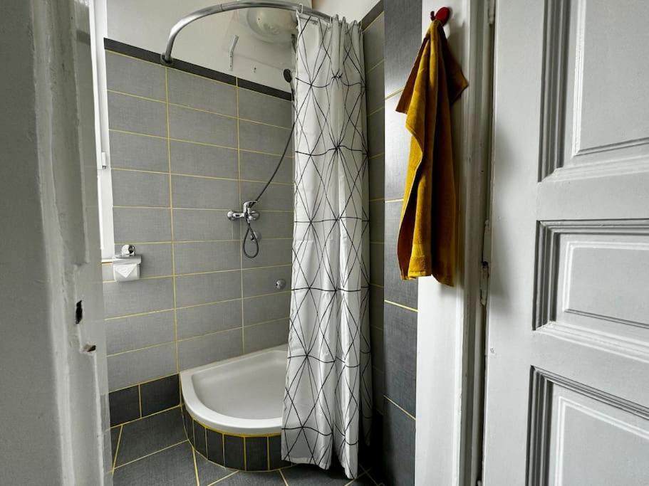 Daire Downtown Delight: Chic Oasis *