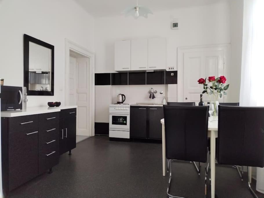 Downtown Delight: Chic Oasis *